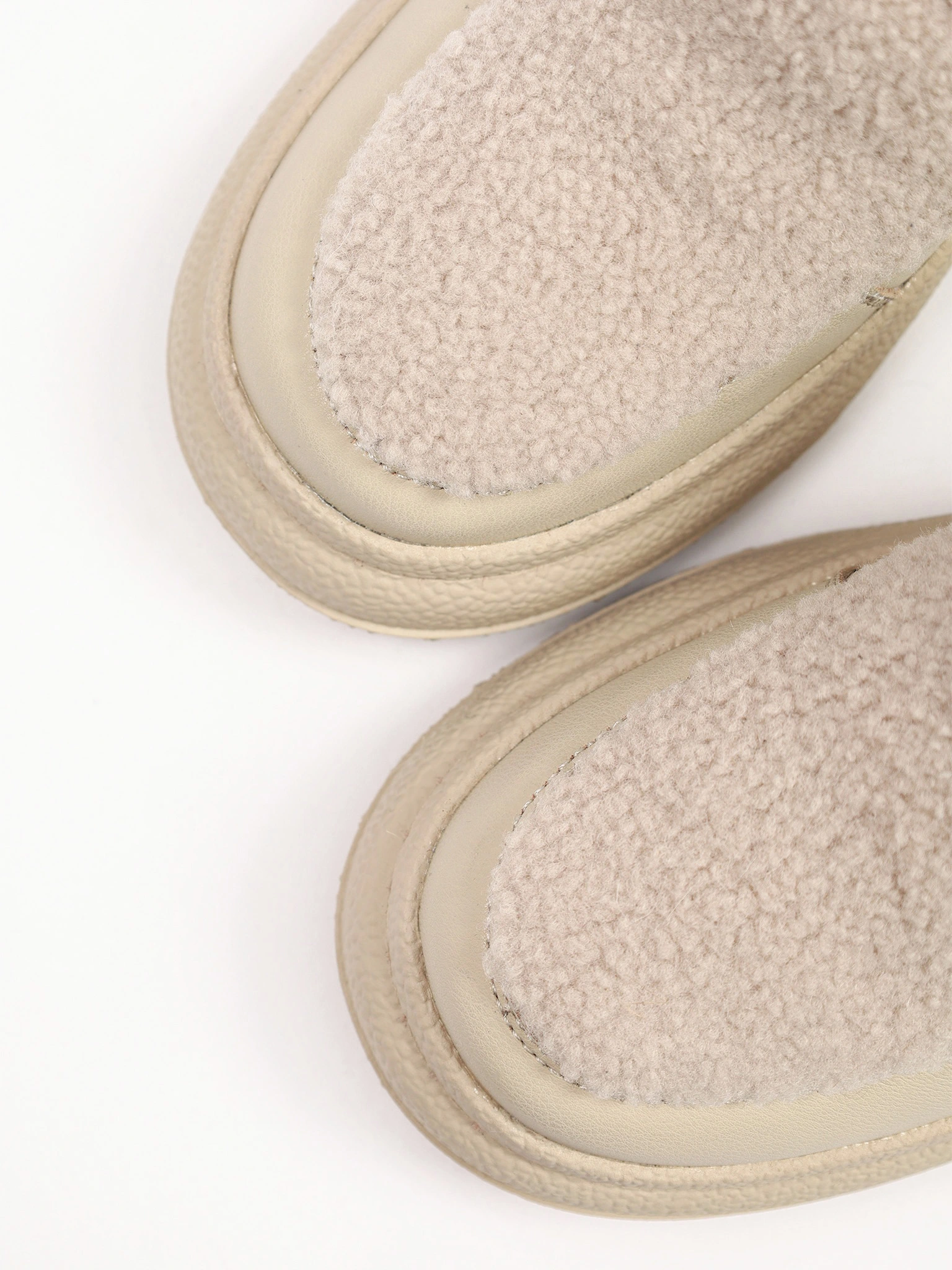 Ботинки комбинированные бежевого цвета на средней платформе